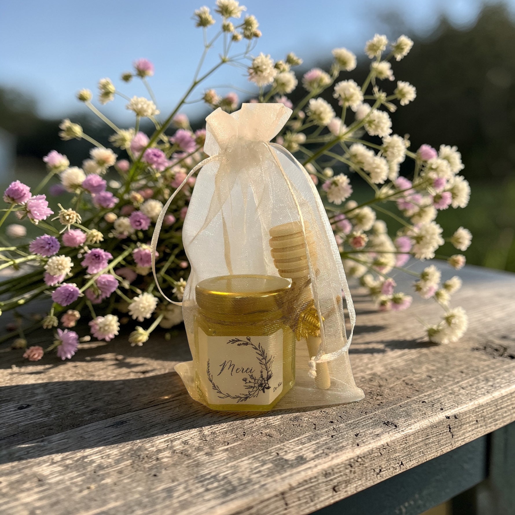 Cadeau de remerciement petit pot de miel et sa cuillère en bois présentée dans un sachet en organza avec breloque et ficelle