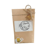 Sachet de graines personnalisé Joyeuses Fêtes, décoré d'une breloque abeille dorée, idéal comme cadeau de Noël artisanal.