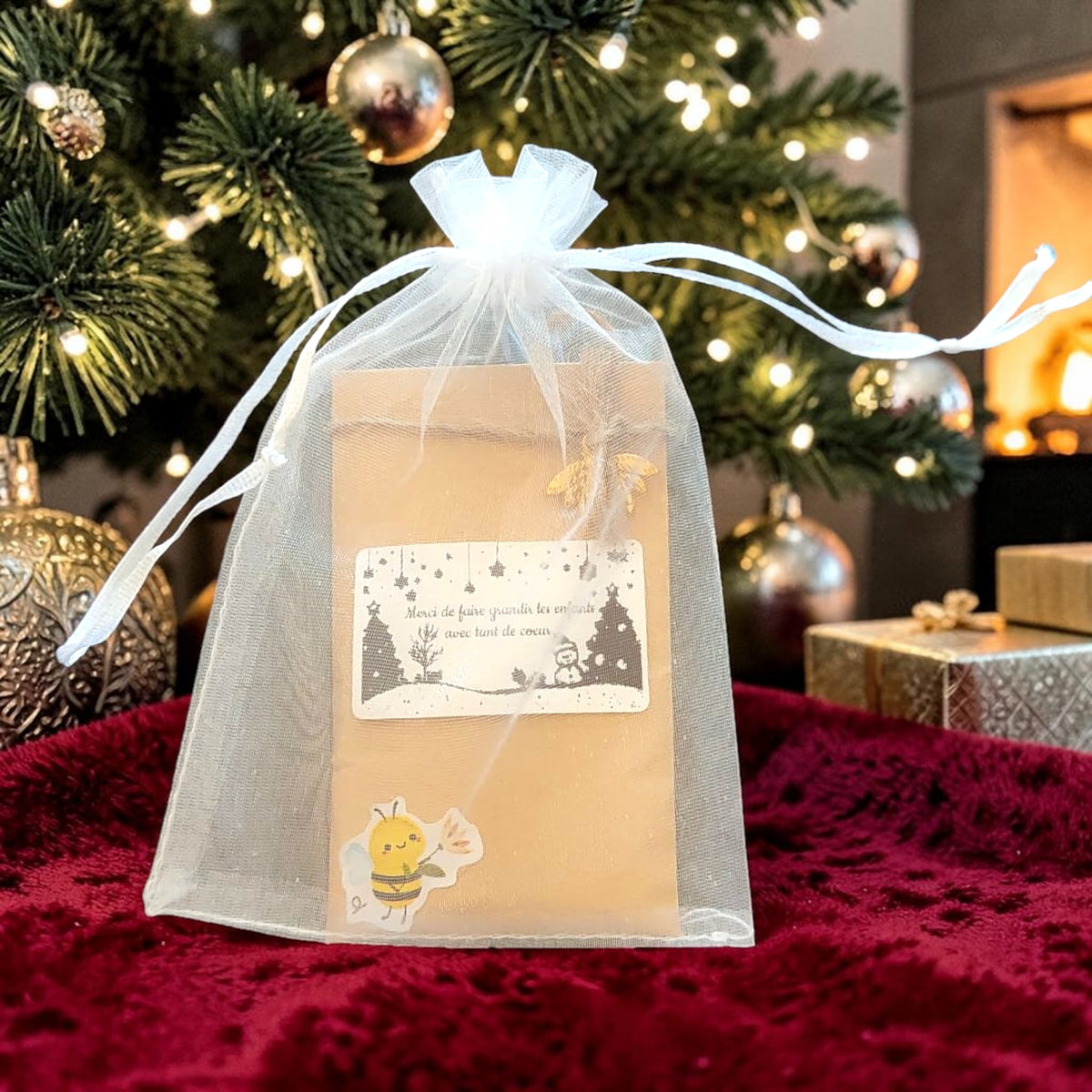 Sachet de graines personnalisé avec breloque abeille dorée, cadeau de remerciement de fin d'année et de Noël pour maîtresse, ATSEM, nounou, crèche ou Secret Santa, présenté dans un pochon en organza.
