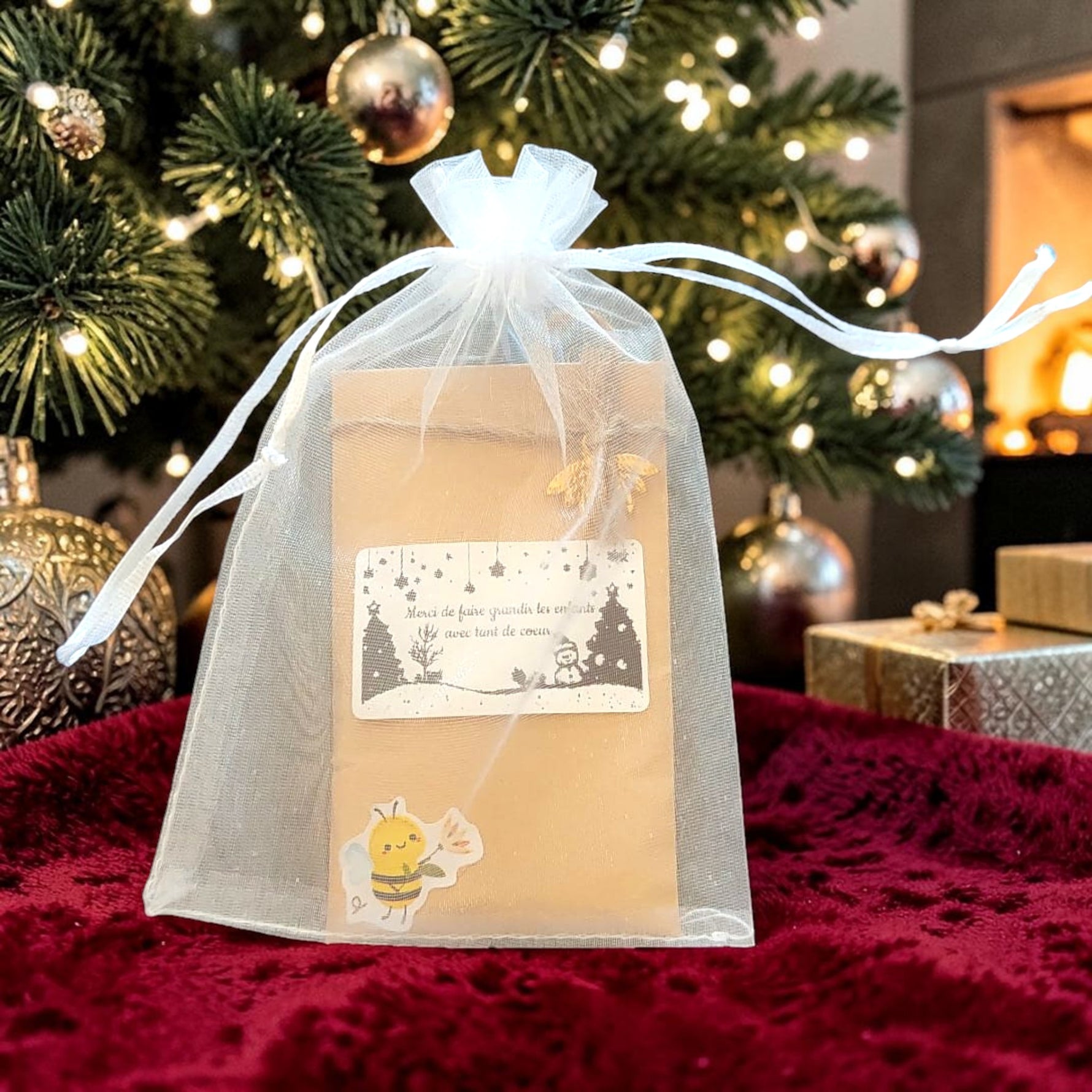 Sachet de graines personnalisé avec breloque abeille dorée, cadeau de remerciement de fin d'année et de Noël pour maîtresse, ATSEM, nounou, crèche ou Secret Santa, présenté dans un pochon en organza.