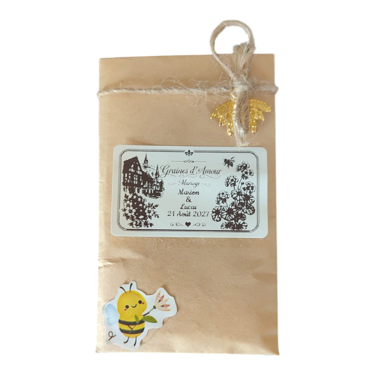 Sachet de graines personnalisé pour mariage avec étiquette prénoms et date, ficelle naturelle et breloque abeille dorée.